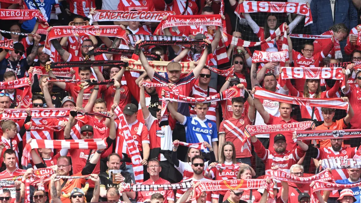 Jahn Regensburg - Energie Cottbus: 16.05.2026, Bayern, Regensburg: Fußball, Männer: 3. Liga, Jahn Regensburg - Energie Cottbus, 38. Spieltag, Jahnstadion Regensburg. Die Cottbuser Fans feuern ihr Team an. WICHTIGER HINWEIS: Gemäß den Vorgaben der DFL Deutsche Fußball Liga bzw. des DFB Deutscher Fußball-Bund ist es untersagt, in dem Stadion und/oder vom Spiel angefertigte Fotoaufnahmen in Form von Sequenzbildern und/oder videoähnlichen Fotostrecken zu verwerten bzw. verwerten zu lassen. Foto: Jens Niering/dpa +++ dpa-Bildfunk +++
