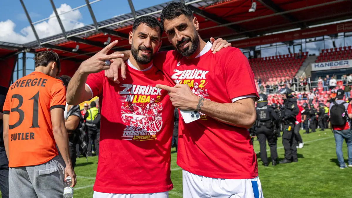 3. Liga Jahn Regensburg - Energie Cottbus 2025/26: Fussball, Herren, Saison 2025/2026, 3. Liga (38. Spieltag), SSV Jahn Regensburg - FC Energie Cottbus, v.l. Tolcay Cigerci (Energie Cottbus), Tolga Cigerci (Energie Cottbus), Jubel nach Abpfiff, 16.05. 2026, Foto: Sebastian Räppold / Matthias Koch