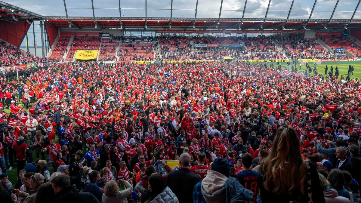 Fussball, Herren, Saison 2025/2026, 3. Liga (38. Spieltag), SSV Jahn Regensburg - FC Energie Cottbus, Platzsturm der Cottbus-Fans nach Abpfiff, 16.05. 2026, Foto: Sebastian Räppold / Matthias Koch