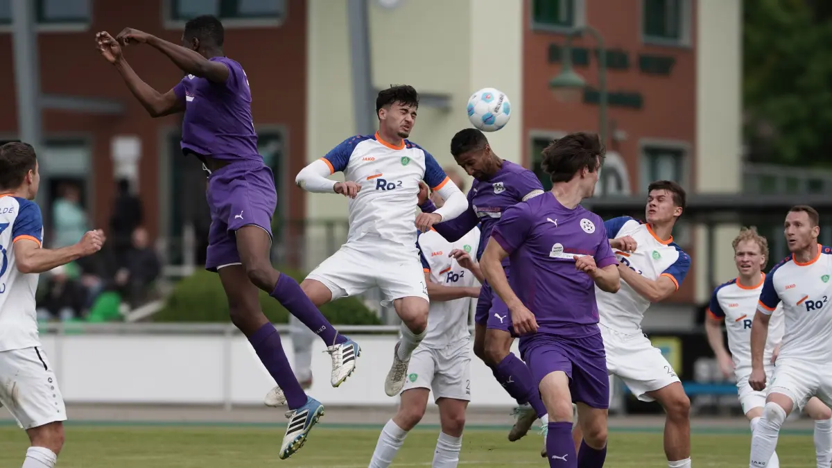 Fussball : Ahrensfelde, Fussball Brandenburgliga, Grün-Weiss Ahrensfelde - SV Altlüdersdorf, Gabriel Telushi und SF Iheb Ben-Abdallah kämpfen um den Ball, links fliegt Kelvin Adomah, weiter Leo Bucholz, Leandro Rodriguez Weber und Blenard Colaki rechts v.l.
FOTO BENK 15.05.2026