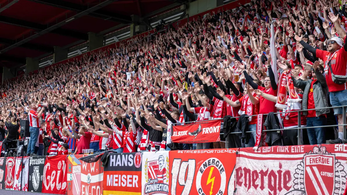3. Liga Jahn Regensburg - Energie Cottbus 2025/26: Fussball, Herren, Saison 2025/2026, 3. Liga (38. Spieltag), SSV Jahn Regensburg - FC Energie Cottbus, Fans von Cottbus vor dem Spiel, 16.05. 2026, Foto: Sebastian Räppold / Matthias Koch