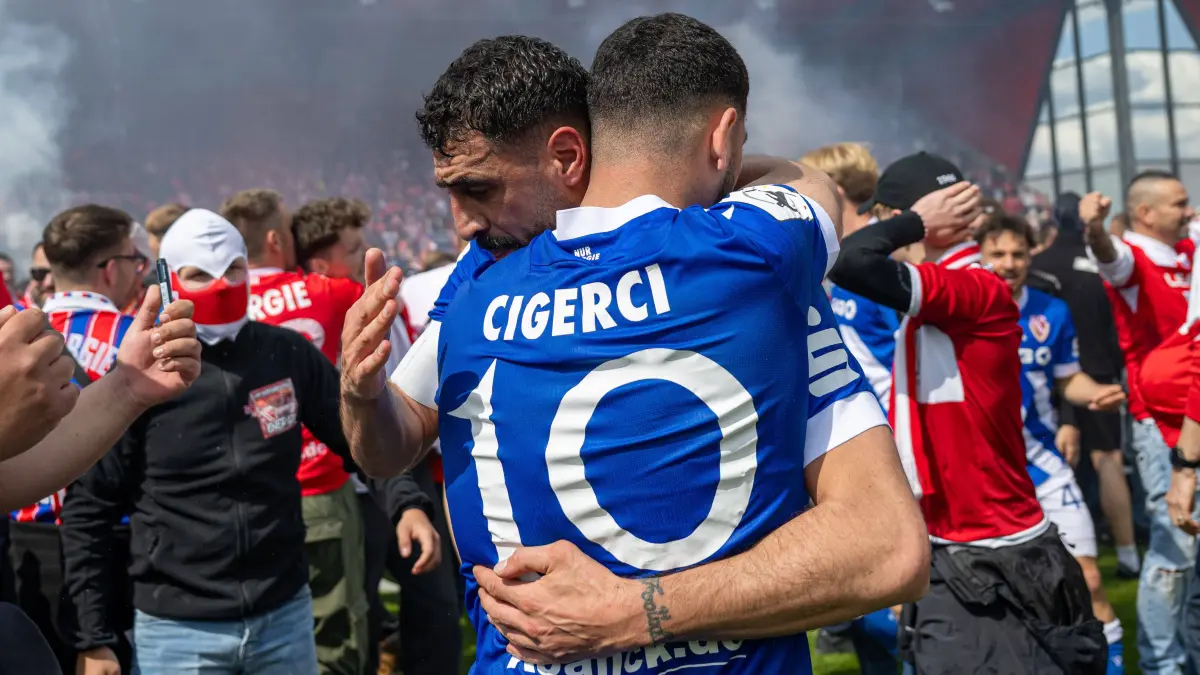 3. Liga Jahn Regensburg - Energie Cottbus 2025/26: Fussball, Herren, Saison 2025/2026, 3. Liga (38. Spieltag), SSV Jahn Regensburg - FC Energie Cottbus, v.l. Tolga Cigerci (Energie Cottbus), Tolcay Cigerci (Energie Cottbus), Jubel nach Abpfiff, 16.05. 2026, Foto: Sebastian Räppold / Matthias Koch