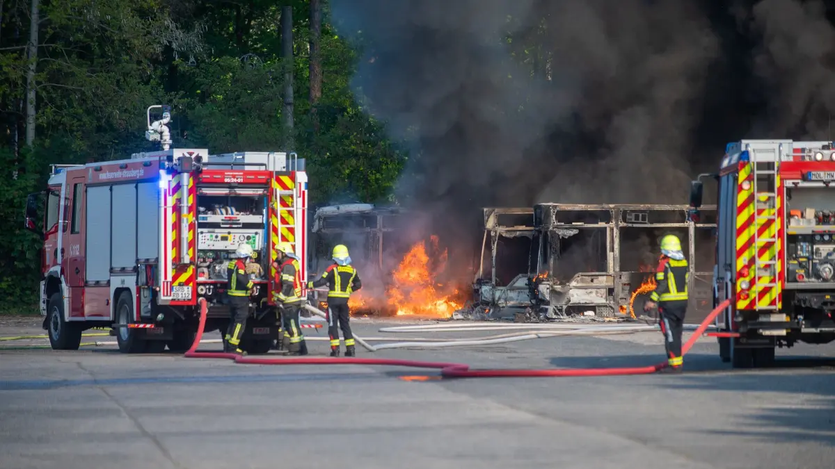 Brand in Strausberg: Dichter Rauch über Hegermühle. Anwohner sollen Fenster und Türen geschlossen halten.