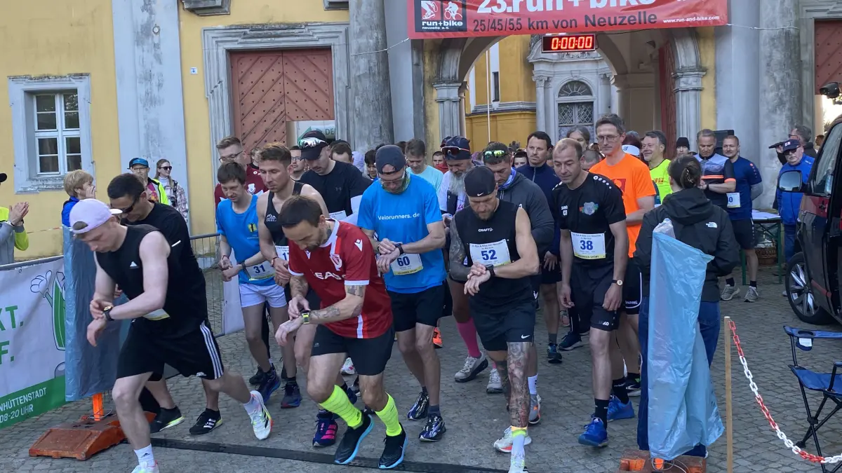 Der Run & Bike-Wettbewerb in Neuzelle hat begonnen: Während der eine Teil über 45 Kilometer losläuft, kommt der Partner mit dem Rad hinterher. Die Strecke wird abwechselnd laufend und radfahrend bestritten.