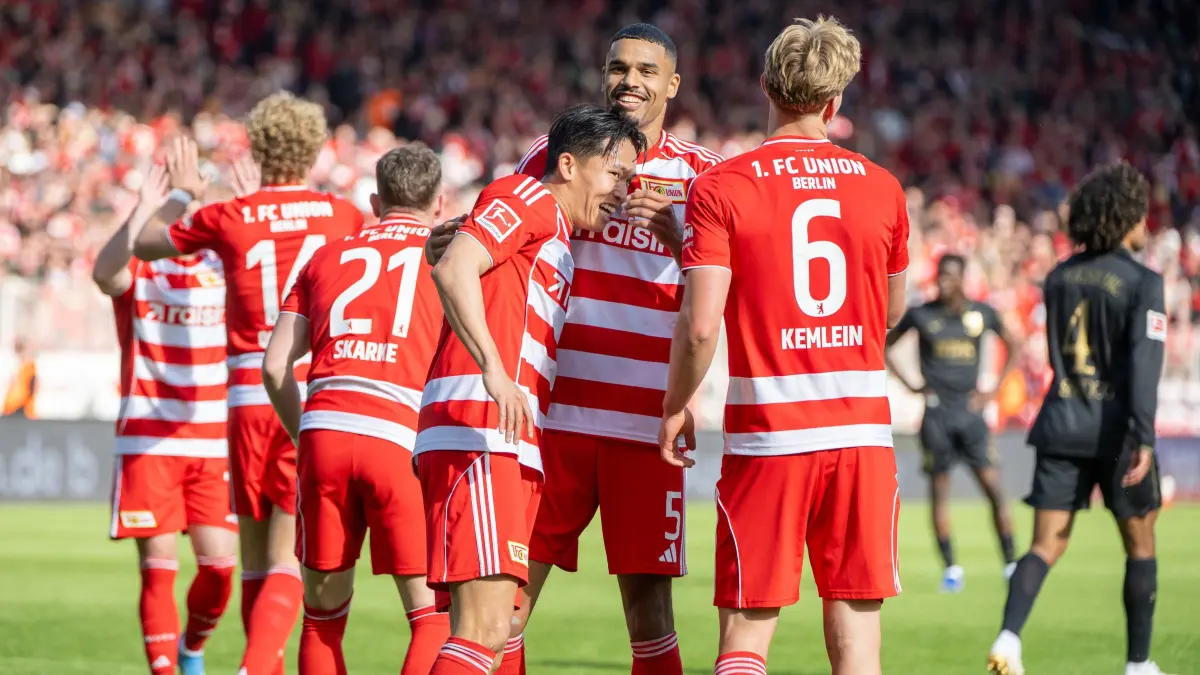 1.BL 1. FC Union - FC Augsburg 2025/26: Fußball, Herren, Saison 2025/2026, 1. Bundesliga (34. Spieltag), 1. FC Union Berlin - FC Augsburg, v. l. Woo-Yeong Jeong (Wooyeong, 1. FC Union Berlin), Danilho Doekhi (1. FC Union), Aljoscha Kemlein (1. FC Union Berlin), Jubel nach Tor zum 4:0, 16.05. 2026, Foto: Matthias Koch