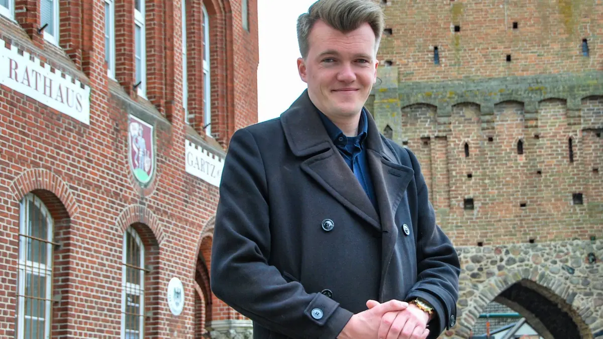 Junger Bürgermeister auf dem Gartzer Weg: ARCHIV - 11.05.2026, Brandenburg, Gartz: Luca Piwodda steht vor dem Rathaus in seiner Heimatstadt Gartz (Oder). (zu dpa: «Ein junger Bürgermeister und der Weg aus der Problemzone») Foto: Anja Sokolow/dpa-Zentralbild/dpa +++ dpa-Bildfunk +++