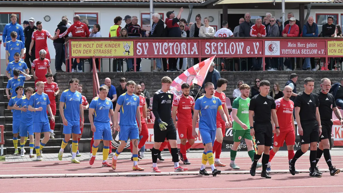Fussball : Seelow, Fussball Landesliga Süd Punktspiel, Victoria Seelow - FSV Luckenwalde II, Einlaufen mit den Schiedsrichter Sebastian Werner die Assistenten Lennert Meintzen und Kay Wiese r. die SF Justin Ullmann und Till Schubert
FOTO BENK 17.05.2026