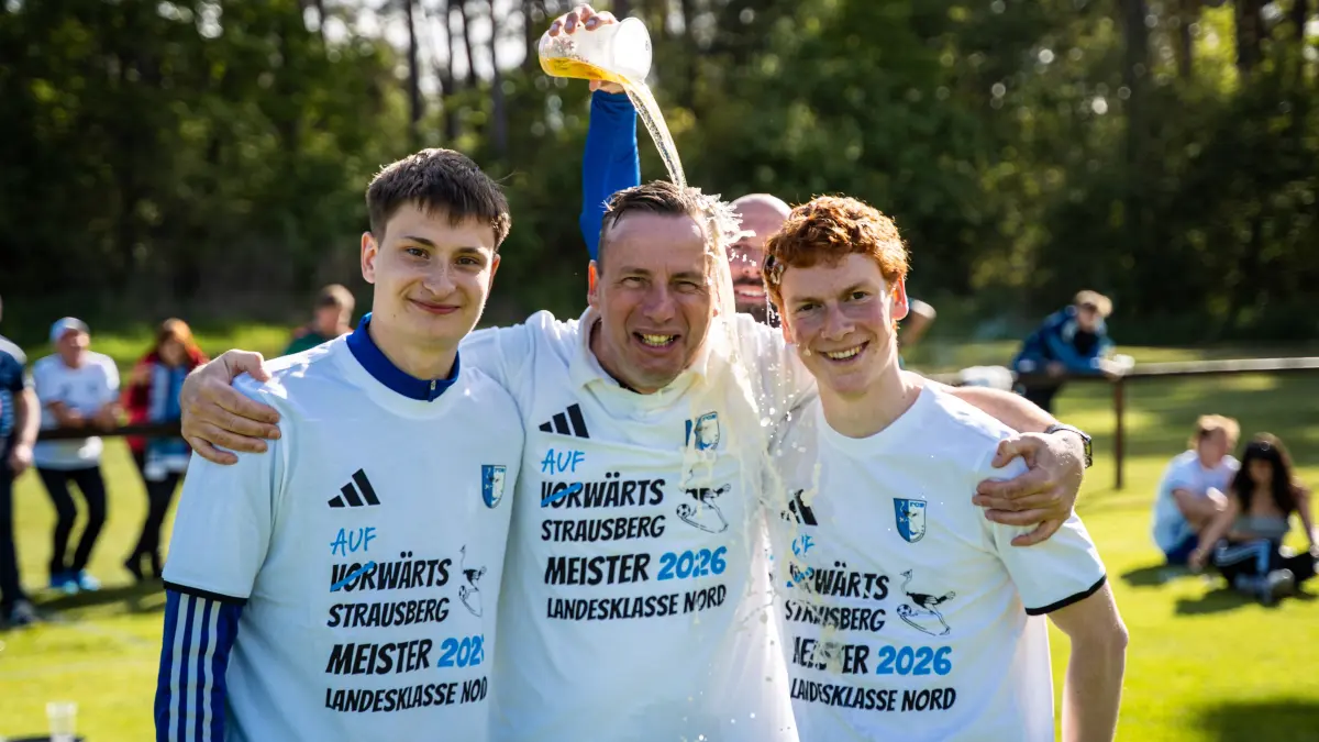 Fußball Landesklasse Nord: FC Strausberg feiert vorzeitig den Staffelsieg und Aufstieg in die Landesliga, 26. Spieltag trotz 1:3-Niederlage bei Schorfheide Joachimsthal (16. Mai 2026), Trainer Roman Sedlak (Mitte)