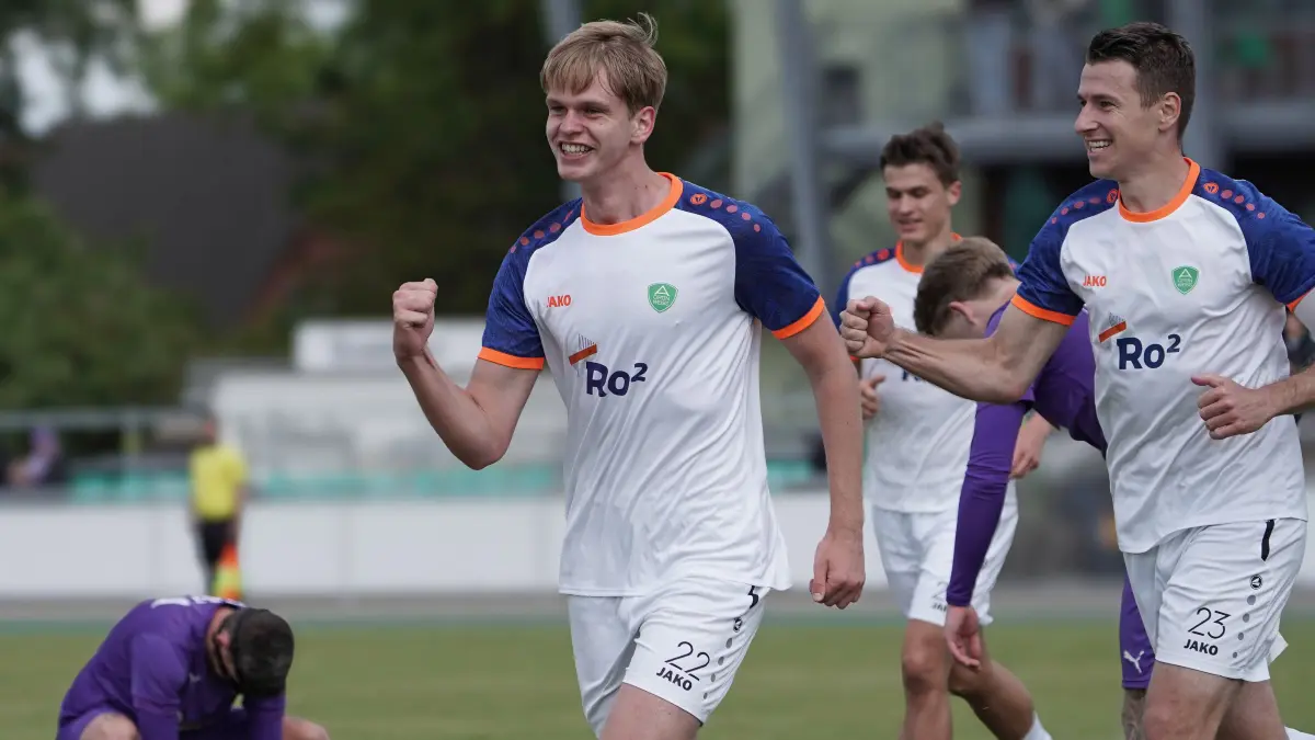 Fussball : Ahrensfelde, Fussball Brandenburgliga, Grün-Weiss Ahrensfelde - SV Altlüdersdorf, Dmytro Kostusev trifft, hier vor Leo Bucholz und Robin Mannfeld v.l.
FOTO BENK 15.05.2026