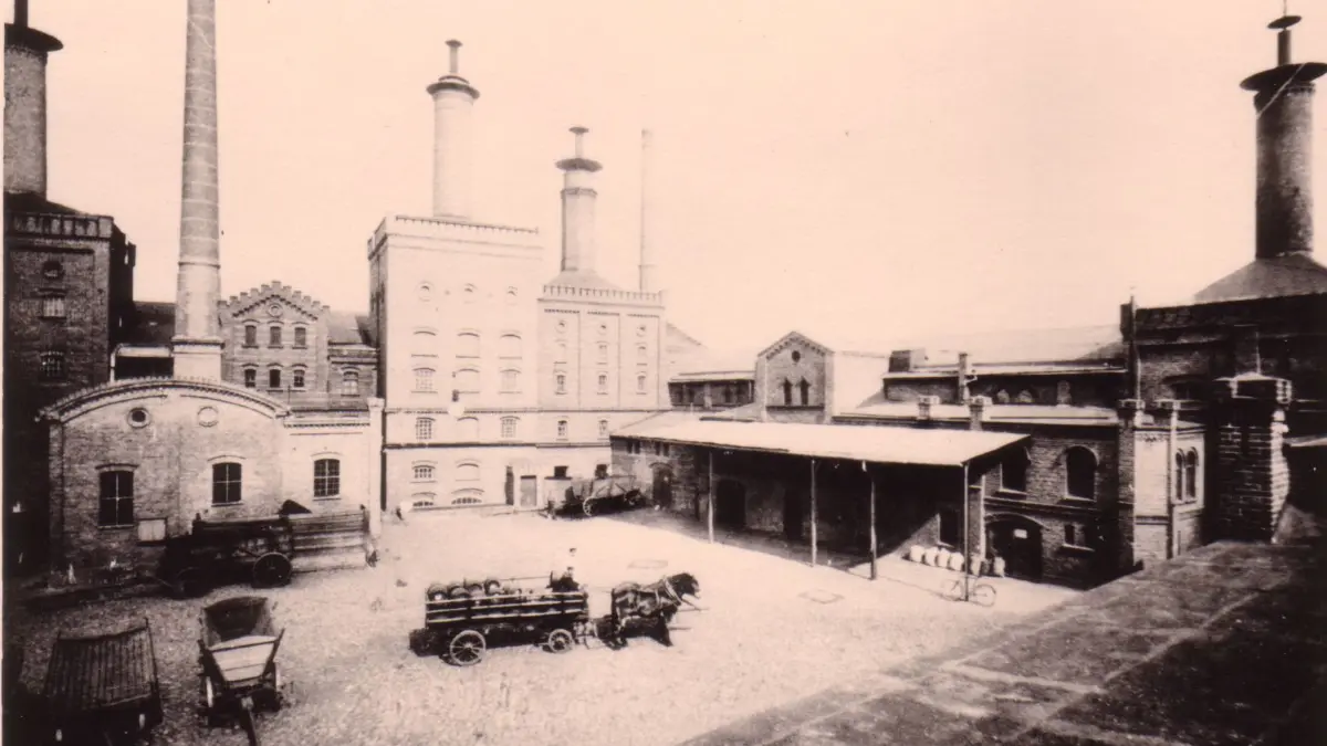 Fürstenwalde blickt auf eine lange Brauerei-Tradition zurück: An der Frankfurter Straße, Ecke Kirchhofstraße, befand sich einst die Tivoli-Brauerei, hier zu sehen auf einem Foto aus der Zeit um 1900.