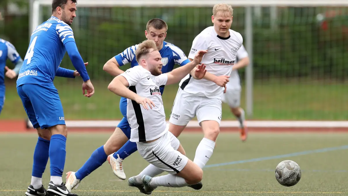 Bernau, 09.05.2026, BBL 25. ST: TSG Einheit Bernau - B-W Petershagen-Eggersdorf 3:0, Artur Sajfutdinov (Mitte in Weiß)