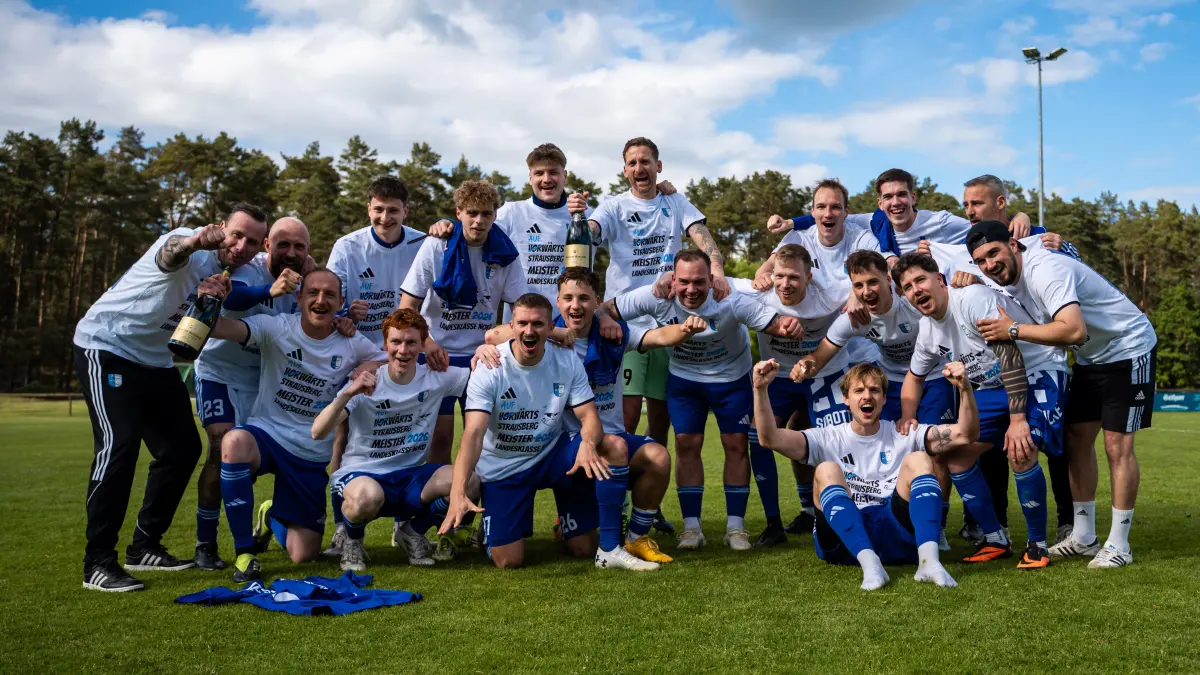 Fußball Landesklasse Nord: FC Strausberg feiert vorzeitig den Staffelsieg und Aufstieg in die Landesliga, 26. Spieltag trotz 1:3-Niederlage bei Schorfheide Joachimsthal (16. Mai 2026)