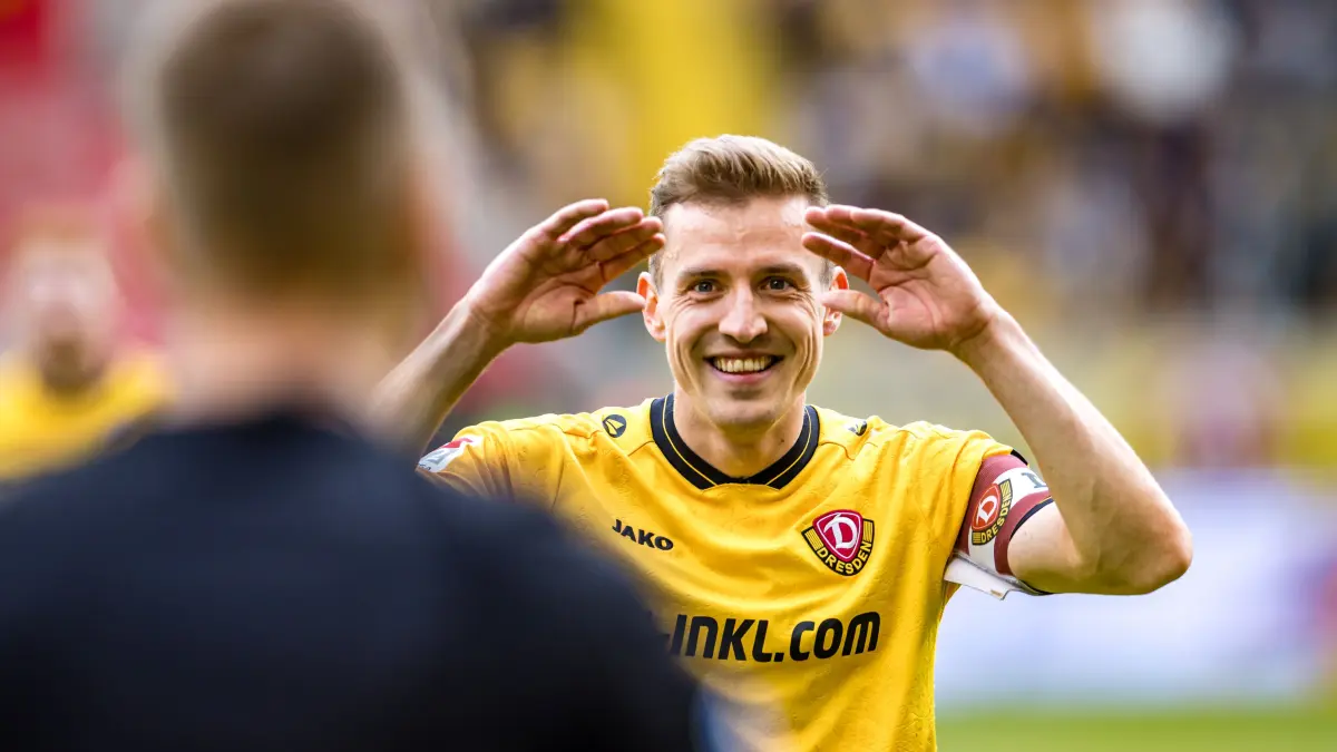 Dynamo Dresden - Holstein Kiel: Fußball, Männer: 2. Bundesliga, Dynamo Dresden - Holstein Kiel, 34. Spieltag, Rudolf-Harbig-Stadion. Niklas Hauptmann (Dynamo Dresden) reagiert auf eine Entscheidung von Schiedsrichter Marc Philip Eckermann