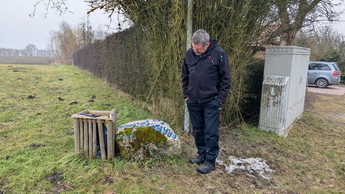 Stein des Anstoßes: Matthias Koch ist sauer. Denn der Bauhof der Stadt Wriezen ließ den Bolzplatz Frankenfelde beräumen, ohne den Ortsteil im Vorfeld zu informieren. Doch laut Bürgermeister Karsten Ilm gab es nachvollziehbare Gründe für die Räumung des Geländes.