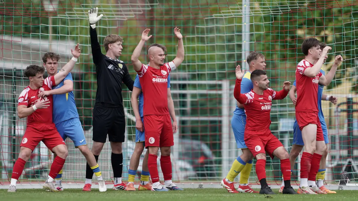 Fussball : Seelow, Fussball Landesliga Süd Punktspiel, Victoria Seelow - FSV Luckenwalde II, und die Hände zum Himmel im Positionsgerangel um Keeper Janek Reetz, die Seelower Elias Wroblewski, Till Schubert, Gordon Duran und Lennard Flaig v.l.
FOTO BENK 17.05.2026