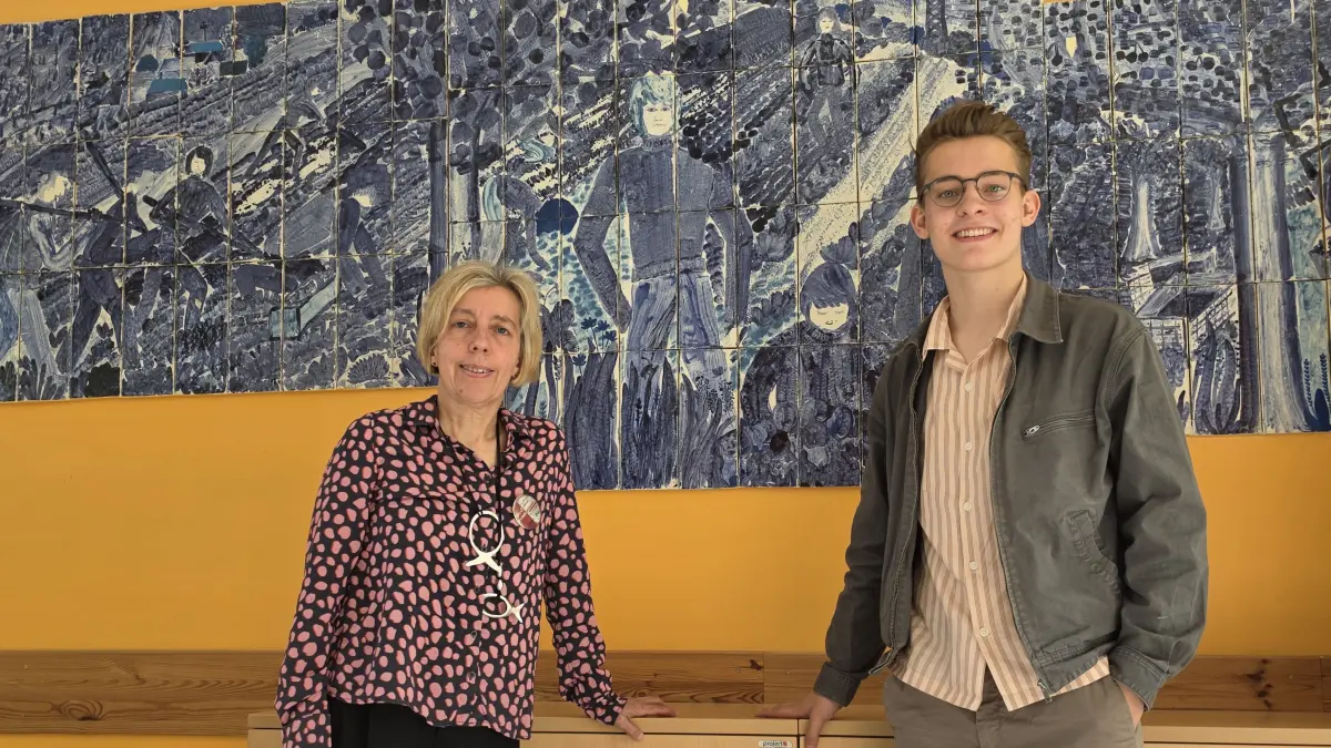 Mutter Ines Eichhorn und Sohn Jeremias im Carl-Friedrich-Gauß-Gymnasium in Schwedt vor dem Fliesenkunstwerk in der ehemaligen Schulkantine zum 40-Jährigen Abitreffen am 16.5.2026 in Schwedt.