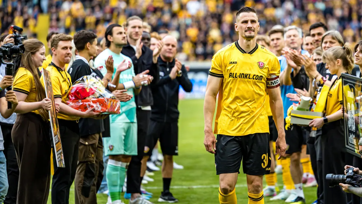 Dynamo Dresden - Holstein Kiel: Fußball, Männer: 2. Bundesliga, Dynamo Dresden - Holstein Kiel, 34. Spieltag, Rudolf-Harbig-Stadion. Stefan Kutschke (Dynamo Dresden) läuft durch ein Spielerspalier nach seiner Verabschiedung. Kutsche wird nach dieser Saison seine aktive Laufbahn beenden, verbleibt allerdings im Verein.