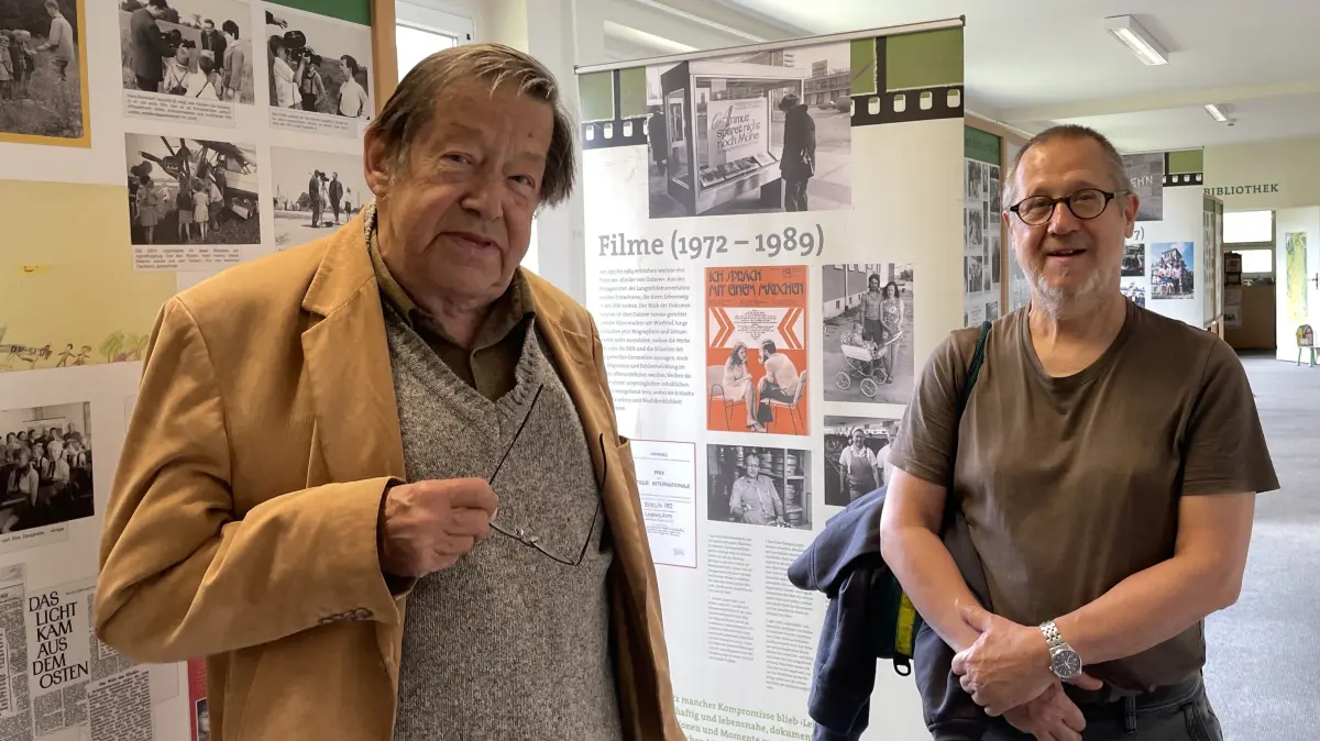 Im Filmmuseum Golzow bei Seelow beantwortet Filmemacher Winfried Junge (90) beantwortet dort Fragen der Besucher. Mit Bernd Mast aus Zwickau ist ein Fan der Landzeot -Dokumention gekommen. Er ist vom selben Jahrgang wie die Fikmkinder.