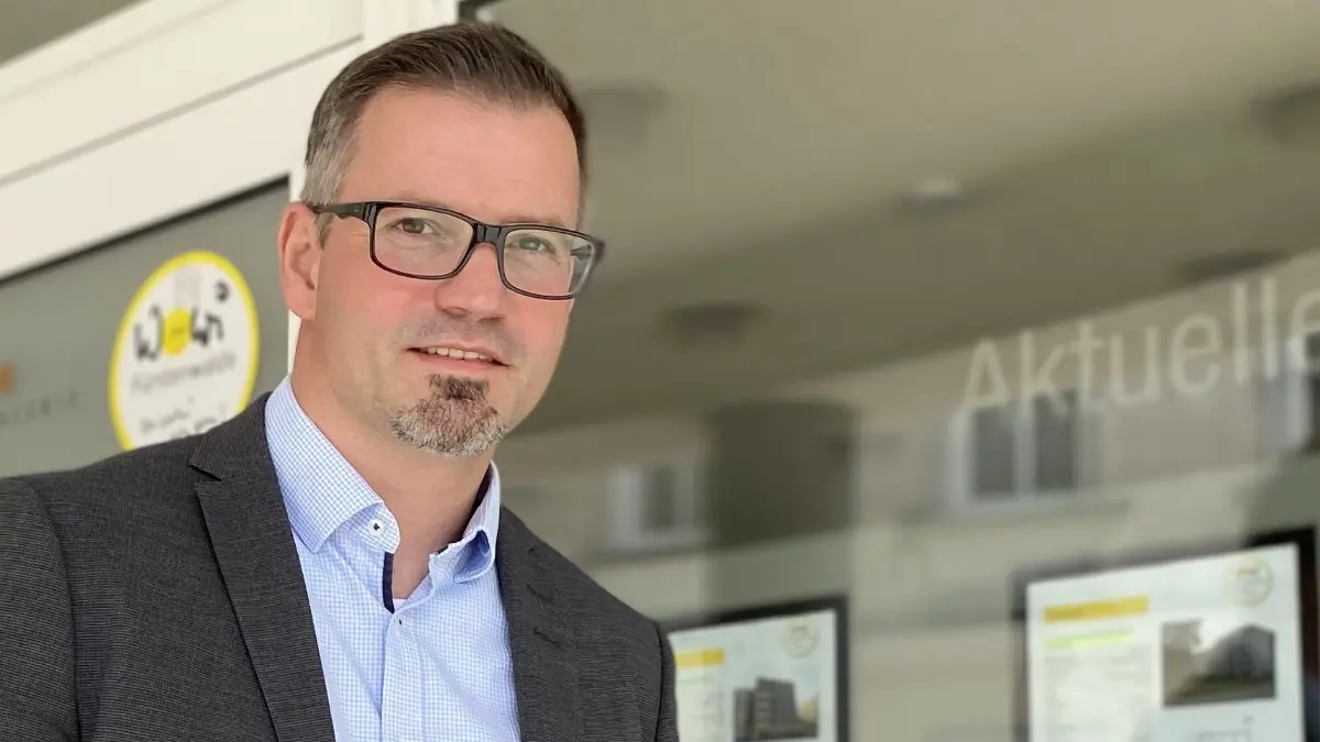 Neuer Geschäftsführer in Fürstenwalde: André Bruchmann vor dem Sitz der Wohnungswirtschaft in der Gartenstraße.