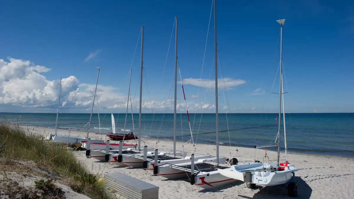 Boote einer Segelschule liegen am 25.06.2014 im Fischerdorf Vitte auf der Insel Hiddensee (MecklenburgVorpommern) am Ostseestrand. Die Urlauber zu DDR-Zeiten kamen in offiziellen Ferienheimen oder bei privaten Vermietern unter, die über die Gewerkschaft Zimmer vermieteten. Künstler wohnten meist in Privatquartieren oder eigenen Sommerhäusern. Foto: Stefan Sauer/dpa (zu dpa "Mikrokosmos Hiddensee - Inselchronistin recherchiert DDR-Geschichte" vom 03.07.2014) ++ +++ dpa-Bildfunk +++