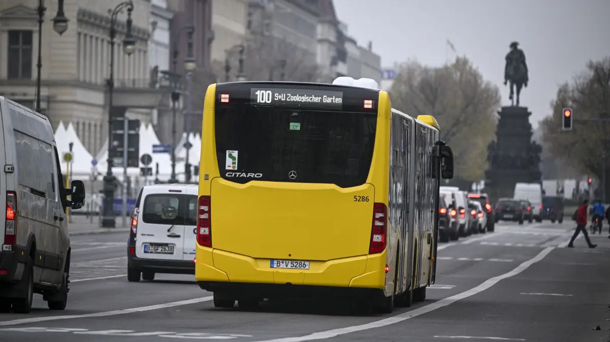 In Berlin gibt es derzeit 121 Kilometern Busspuren. Das entspricht laut Senatsverwaltung einem Anteil von 2,3 Prozent am gesamten Straßennetz.