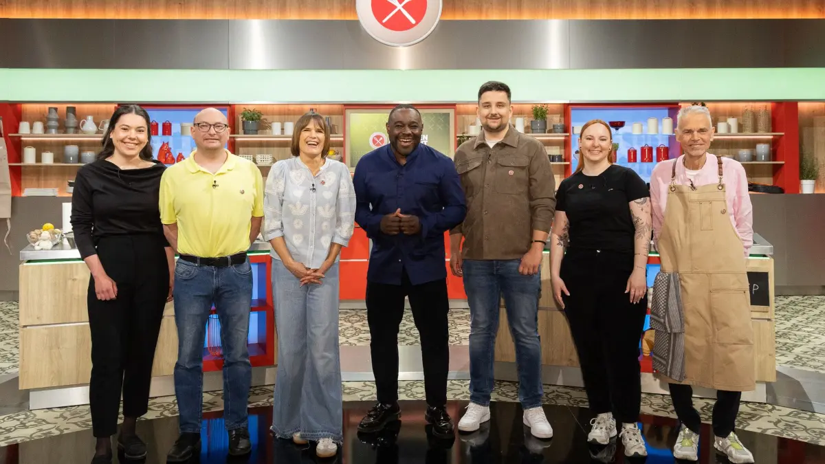 Von links: Kandidaten Tina Konietzka, Thomas Philippi, Nadine Gruyters, Moderator Nelson Müller, Kandidaten Filip Jokic, Miriam Hermann und Michael Hübner