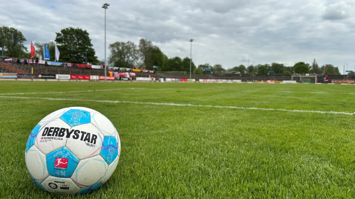 Der Abstiegskampf in der Fußball-Brandenburgliga ist bereits vier Spieltage vor Saisonende entschieden. Auch in der Landesliga Nord und Süd und den vier Staffeln der Landesklasse gibt es Änderungen.