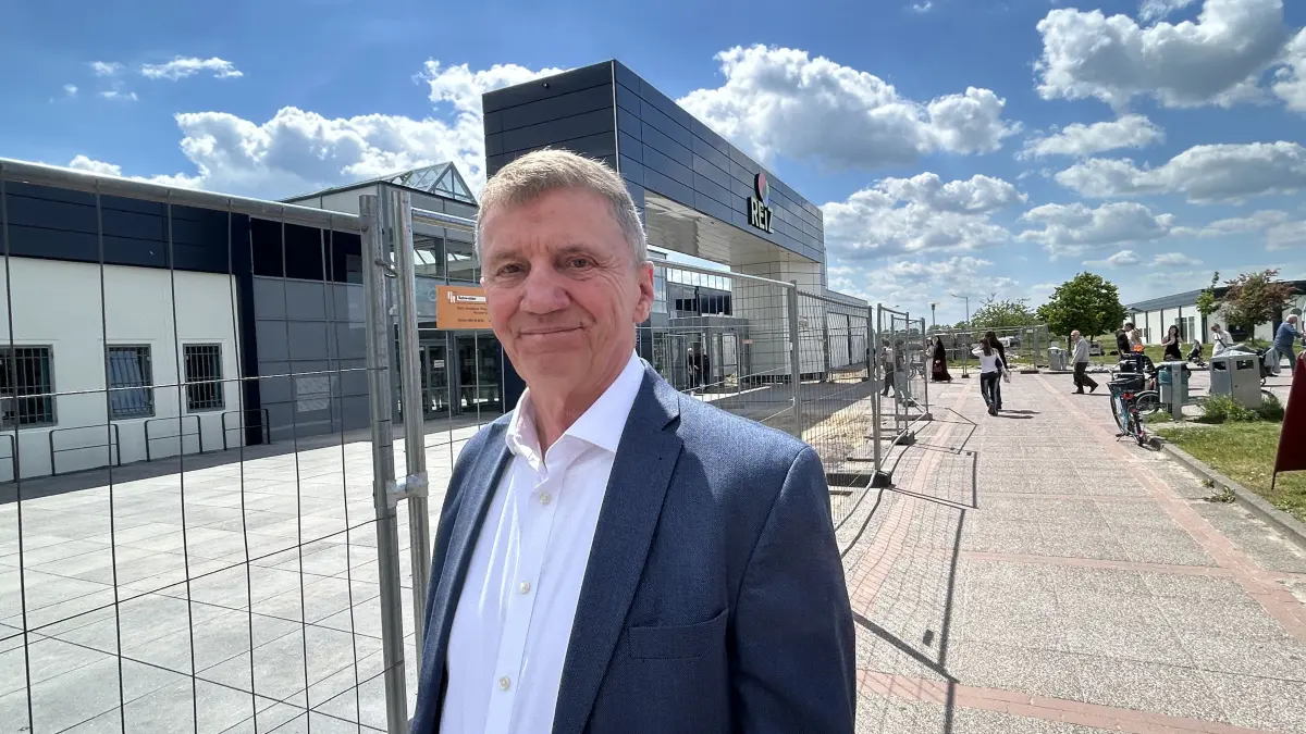 Reiz-Centermanager Frank Nieguth informiert über den Fortschritt der Umbauarbeiten am Neuruppiner Einkaufszentrum. Aktuell wird der Vorplatz neu gestaltet. Was das für Kunden bedeutet und wie der Zeitplan aussieht.