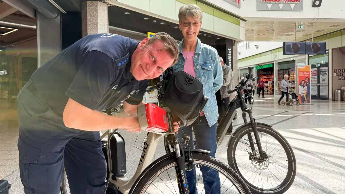 Fahrradcodierung: Schwedt, 18.05.2026: Polizeihauptkommissar Sascha Skorniakow prägt die individuelle Nummer in den Fahrradrahmen ein. Zuvor hat er die Stelle gemeinsam mit der Besitzerein Andrea Oertel ausgesucht.