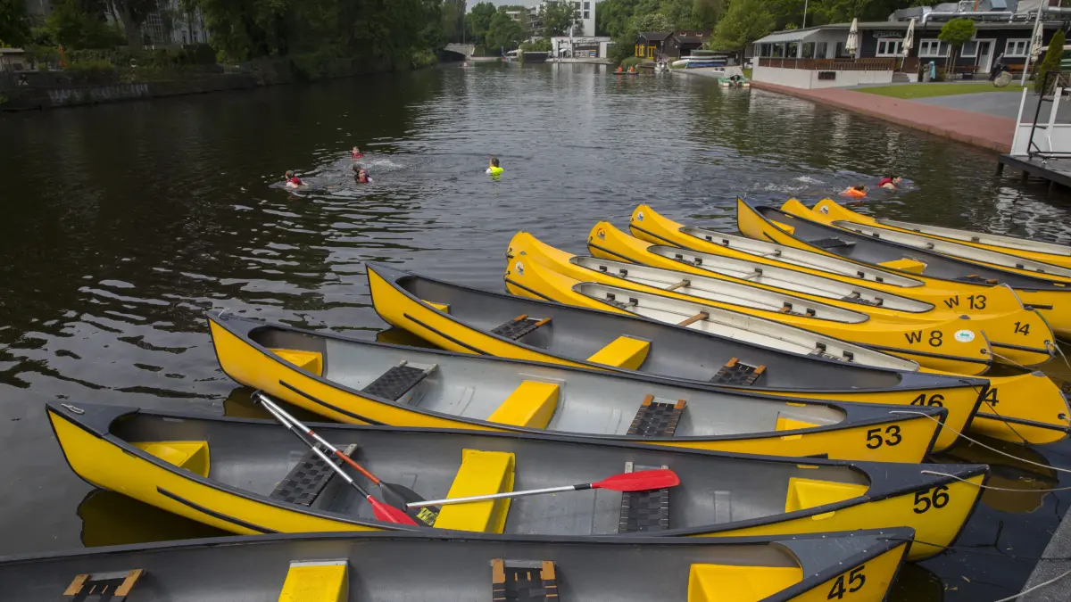 Nach einer Kanutour am 19.05.2017 in Hamburg baden Schüler einer Schulklasse mit ihren Schwimmwesten im Isebeckkanal am Bootsverleih "Supper Club". Foto: Christian Charisius/dpa ++ +++ dpa-Bildfunk +++