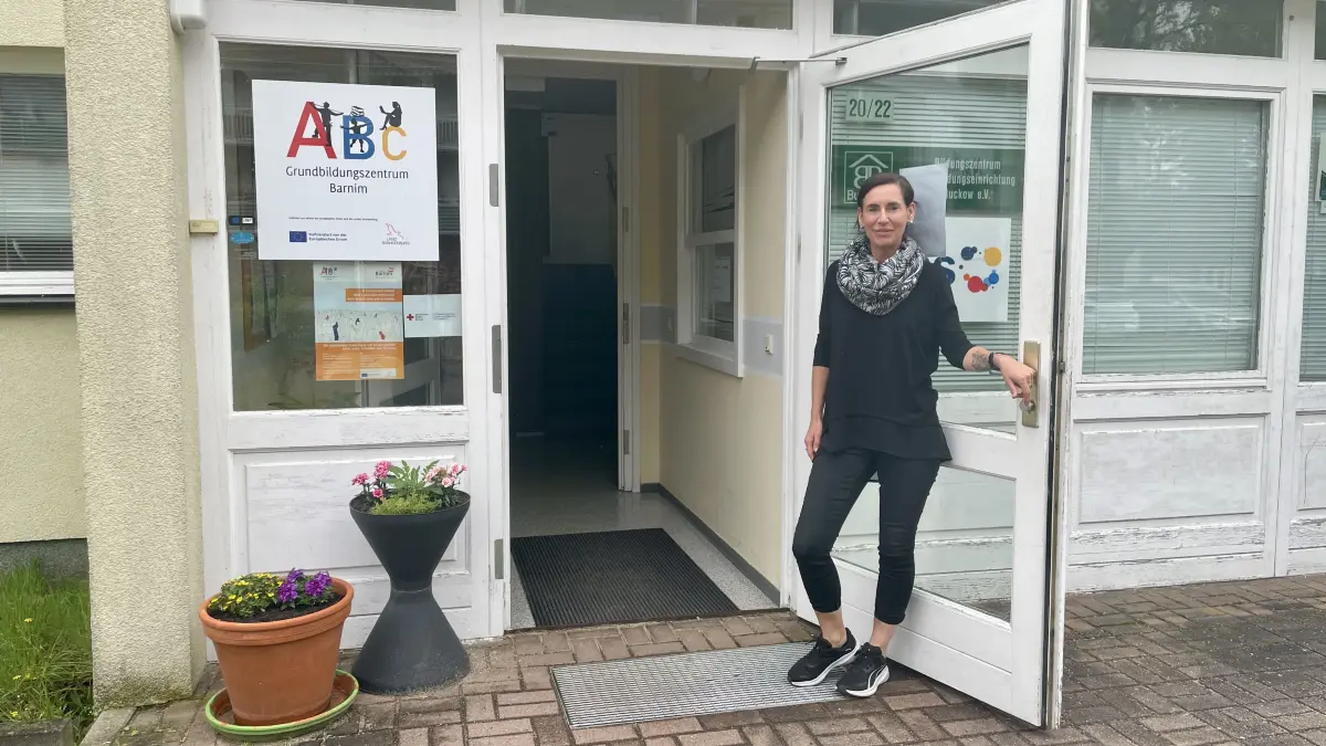 Linda Tietz am Eingang des Grundbildungszentrums Barnim in Eberswalde. Für viele Erwachsene beginnt hier ein Weg zurück zu mehr Selbstständigkeit – manchmal mit dem ersten selbst gelesenen Brief.