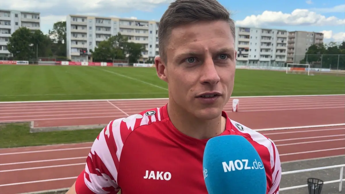 Matti Stamnitz vom SV Victoria Seelow spricht nach dem Spitzenspiel der Fußball-Landesliga Süd gegen den FSV Luckenwalde II am MOZ-Mikrofon über seine Gelb-Rote Karte.