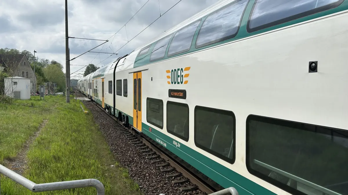 Der RE1 fährt durch Briesen. Künftig sind die Verbindungen zu den Nachbargemeinden per Zug nicht mehr möglich.