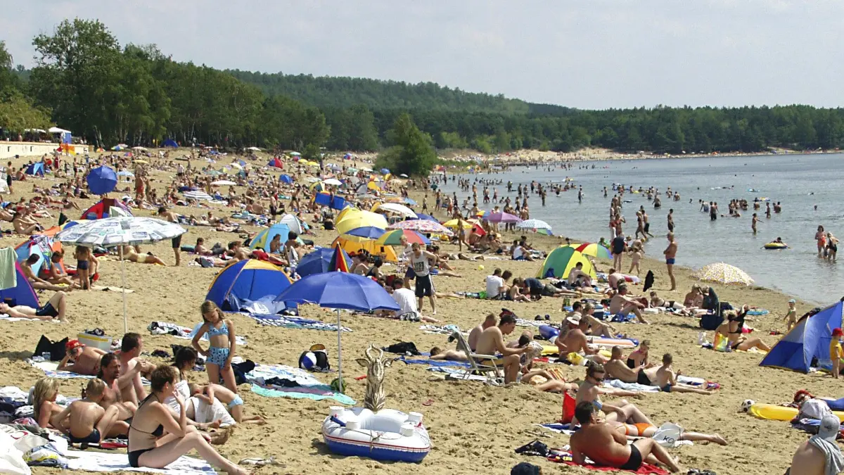 Neptunfest Helenesee 2004: Neptunfest 2004 vom 30.07. bis 01.08.2004 am Helenesee bei Frankfurt (Oder): Rappelvoller Strand am Morgen des 01.08.2004.