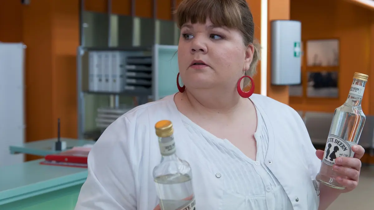 Manuela Wisbeck als Frauke Prinz in der Folge "Schwarzer Tod" von "Notruf Hafenkante".