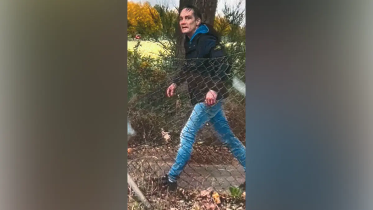 Wer kennt diesen Mann? Die Polizei sucht einen mutmaßlichen Schläger und bittet um Hinweise.