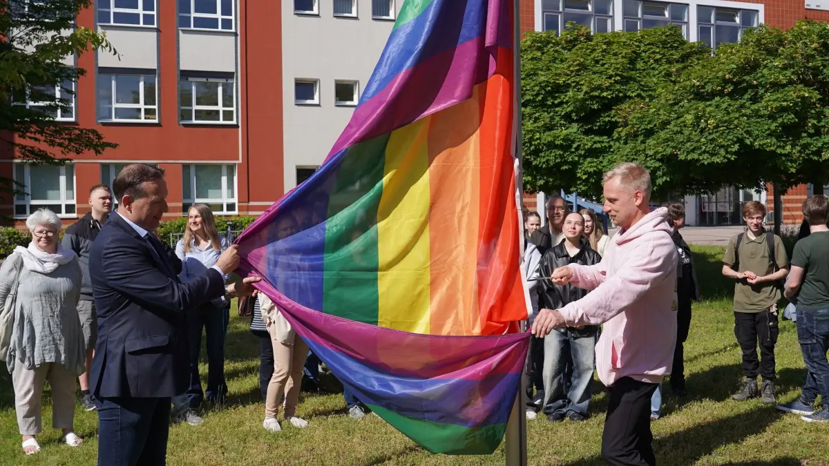Regenbogenfahne: Schwedt, 18.05.2026: Schwedter Bürger, Schüler und Mitglieder der Verwaltung der Stadt Schwedt formierten sich am Montag vor dem Rathaus, um am internationalen Tag gegen Homophobie, Bi-, Inter- und Transphobie die Regenbogenfahne zu hissen.