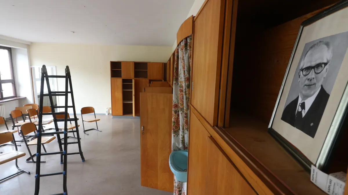 Blick in einen der Räume in der ehemaligen POS Lucie Hein in der Bischofstraße in Frankfurt (Oder): Das Gebäude steht seit Jahren leer, sollte eigentlich schon abgerissen werden, ist nun aber ein Baudenkmal. Im Sommer 2025 dienten die Räume für einige Wochen als Theaterkulisse, weshalb hier auch ein Bild von Erich Honecker zu finden ist.