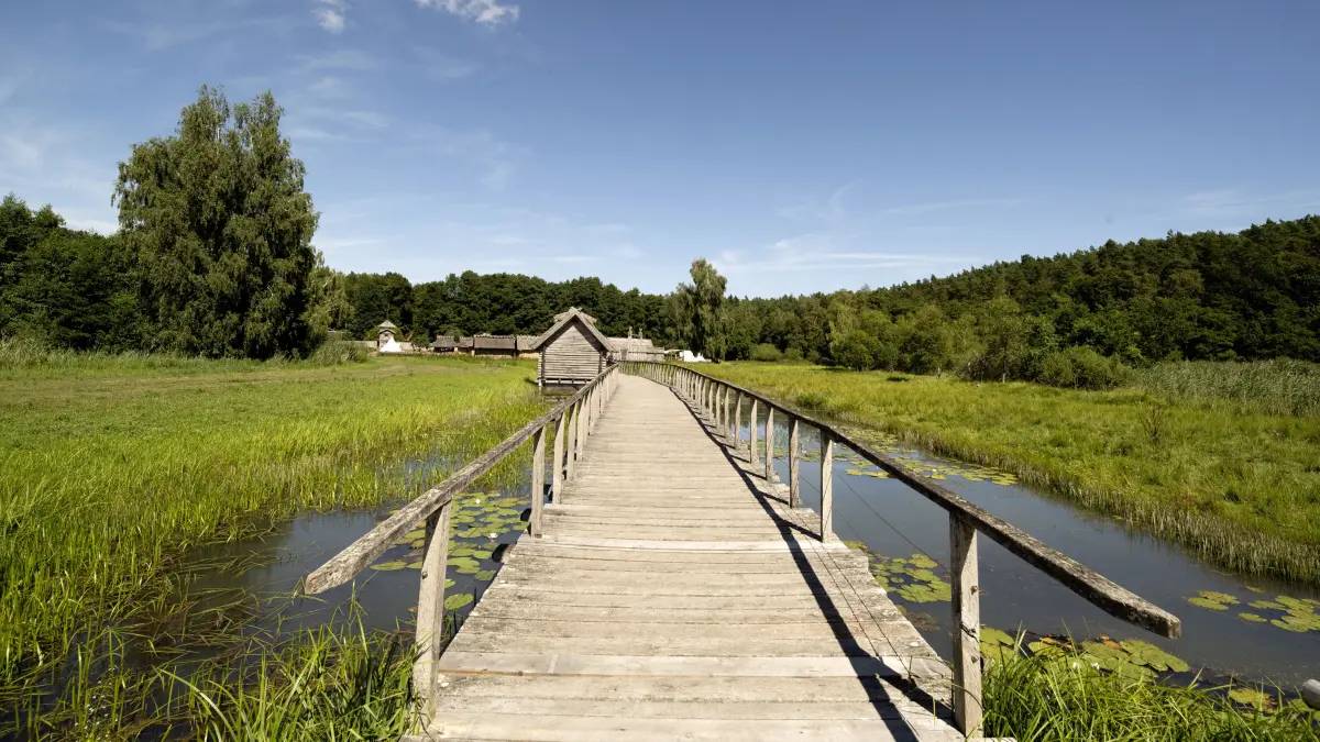 Die Slawenburg Groß Raden am Sternberger See verbindet historische Rekonstruktionen mit einer ruhigen Lage am Wasser und eignet sich für einen Ausflug in die frühe Regionalgeschichte.