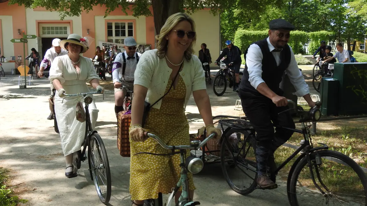 tweed ride: Müllrose Mai 2023: Los gehts: Über 60 Radler gingen in historischen Kostümen und Picknickkörben auf Tour durchs Schlaubetal und genossen Geselligkeit im Kreise Gleichgesinnter.