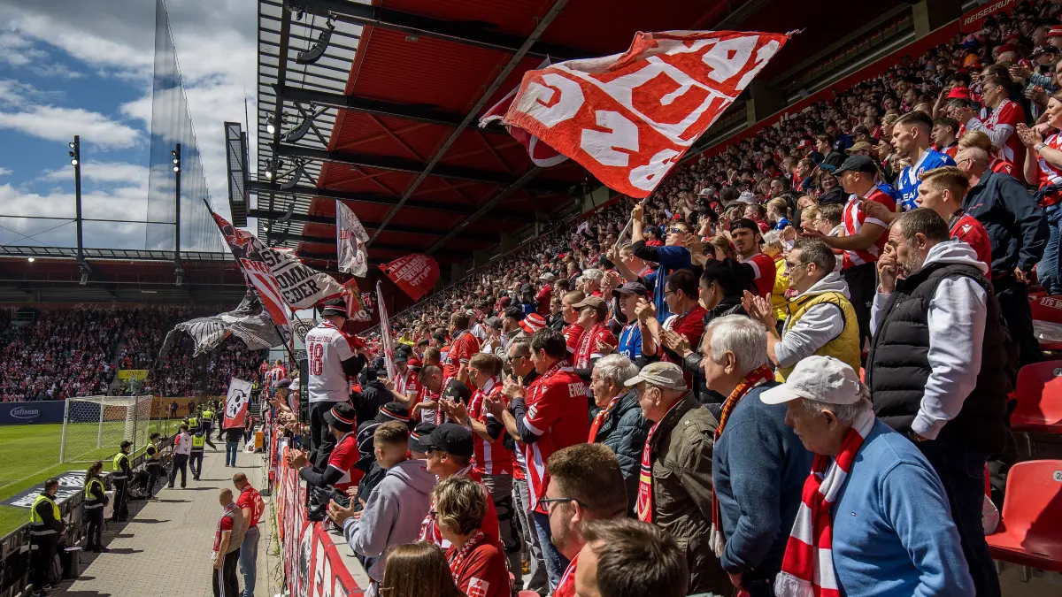 3. Liga - 2025/2026 - Sp. 38 - SSV Jahn Regensburg gegen FC Energie Cottbus: Regensburg, Deutschland 16. Mai 2026:
3. Liga - 2025/2026 - Sp. 38 - SSV Jahn Regensburg gegen FC Energie Cottbus
Im Bild: Fanblock Energie Cottbus
/// DFB regulations prohibit any use of photographs as image sequences and/or quasi-video ///