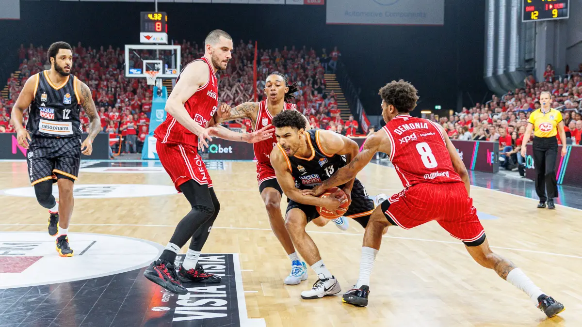 BMA365 Bamberg Baskets vs. ratiopharm Ulm, Basketball, easyCredit BBL, Playoff Viertelfinale, Spiel 2, 18.05.2026: Daniel Keppeler (BMA365 Bamberg Baskets, #31), Austin Crowley (BMA365 Bamberg Baskets, #85), Mark Smith (ratiopharm Ulm, #13), Demarcus Demonia (BMA365 Bamberg Baskets, #08),
BMA365 Bamberg Baskets vs. ratiopharm Ulm, Basketball, easyCredit BBL, Playoff Viertelfinale, Spiel 2, 18.05.2026
Foto: Eibner-Pressefoto/Guener Santemiz