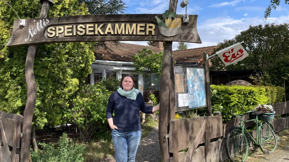 Landwirtin Neele Vogel betreibt Nettis Speisekammer in Storkow weiter. Der neue Name des kleinen Lebensmittelladens mit Imbiss lautet „Büffel*Beete*Bohne“.