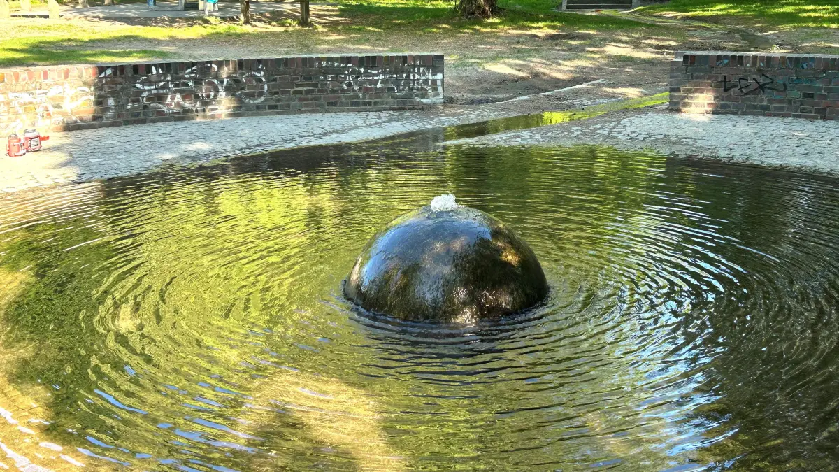 Blickfang in Eberswalde: Dieser Wasserspielplatz im Park am Weidendamm wird durch einen Quellstein gespeist, den der Volksmund Schnurrbart Lieschens Loch nennt.