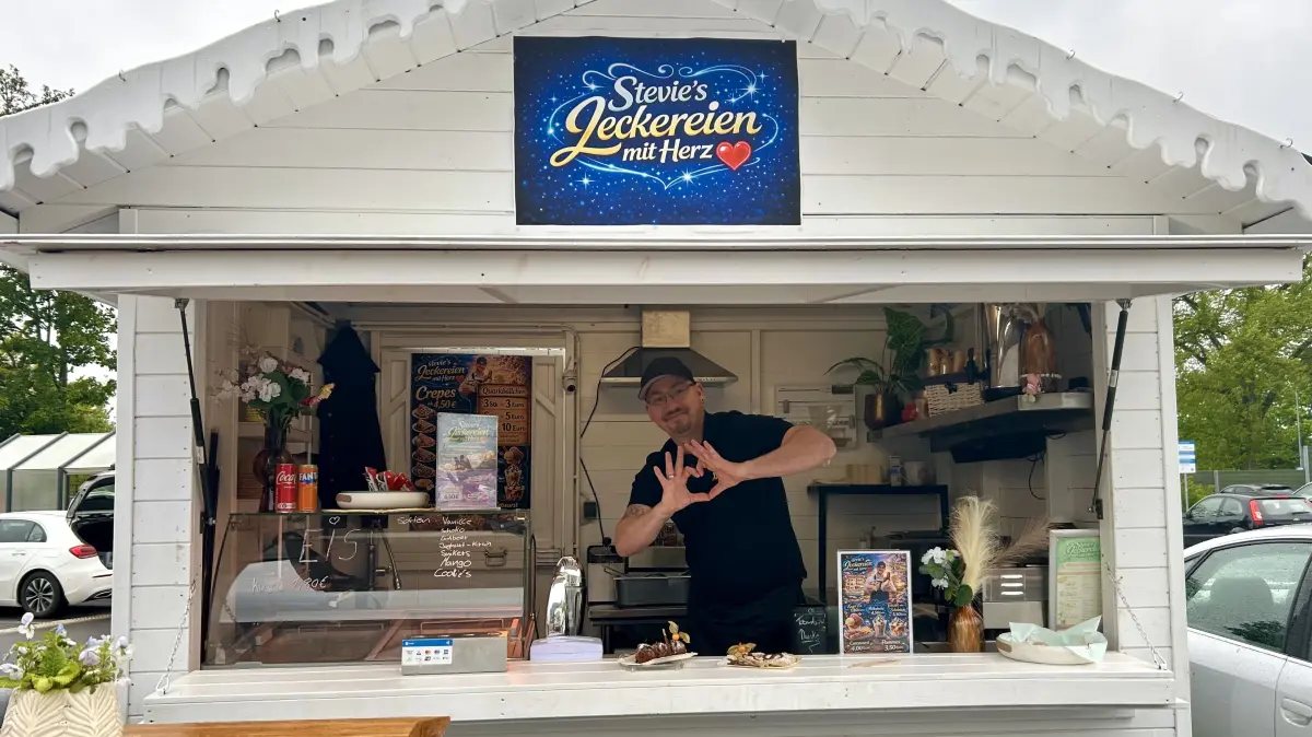 Steven Probst führt seit Anfang des Jahres seinen Imbiss „Stevie’s Leckereien mit Herz“ auf dem Parkplatz des Edeka-Centers in Erkner. Was sein Angebot so besonders macht.