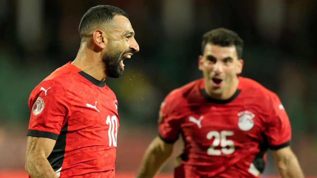 Mohamed Salah: ARCHIV - 05.01.2026, Marokko, Agadir: Fußball: Afrika Cup, Ägypten - Benin. Ägyptens Mohamed Salah (l) jubelt nach seinem dritten Tor. (zu dpa: «Die WM-Gruppe G: Brisanz um Irans Auswahl») Foto: Mosa'ab Elshamy/AP/dpa +++ dpa-Bildfunk +++