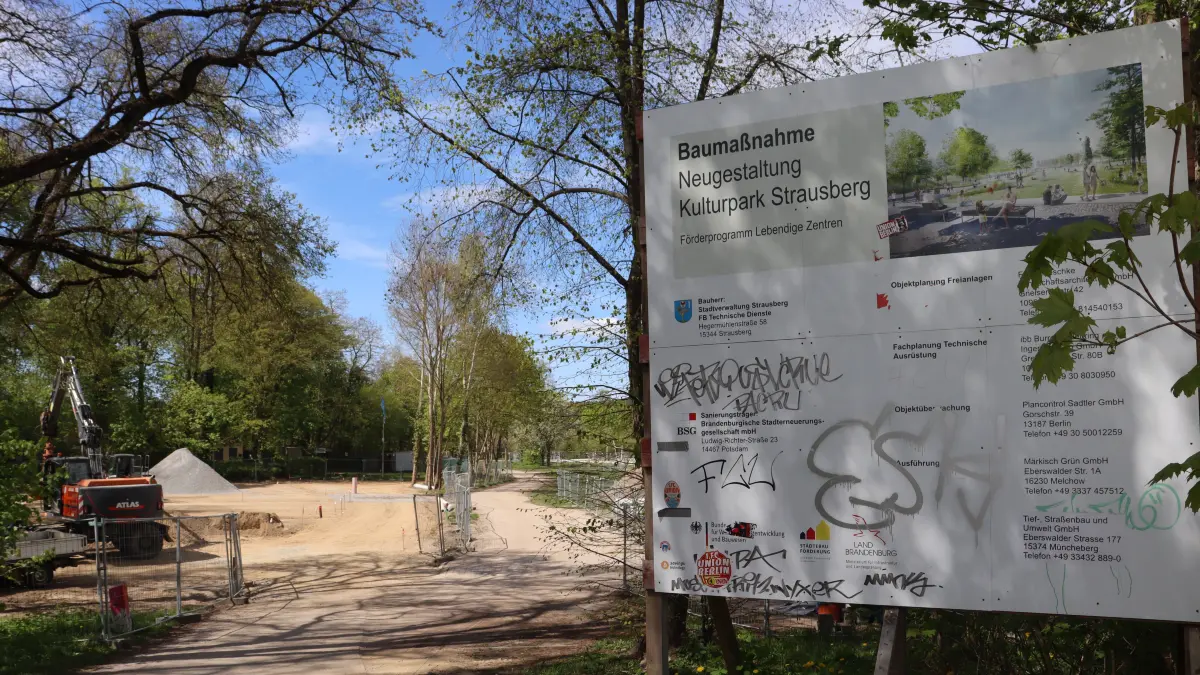 Der erste Teil des neugestalteten Kulturparks in Strausberg ist im Mai freigegeben worden. In einem zweiten Abschnitt soll ein sogenanntes Funktionsgebäude für die Vereine entstehen. Doch die Pläne sorgen für Ärger.
