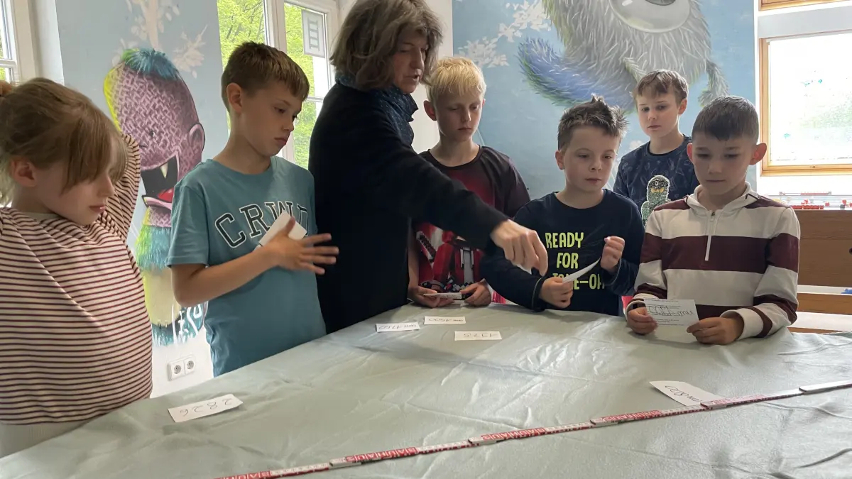 Schriftstellerin Carina Bunt erarbeitet mit den Schülerinnen und Schülern der 3a der Burgschule den Inhalt des Buchs zum Stadtjübiläum.