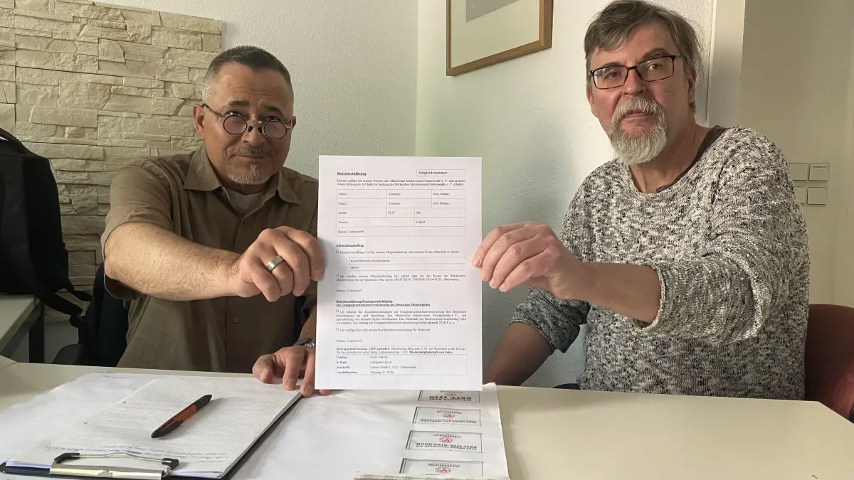 Mieterberater mit Beitrittserklärung: Oliver Schleusner (links) und Andreas Grätsch vom Märkischen Mieterverein Fürstenwalde.