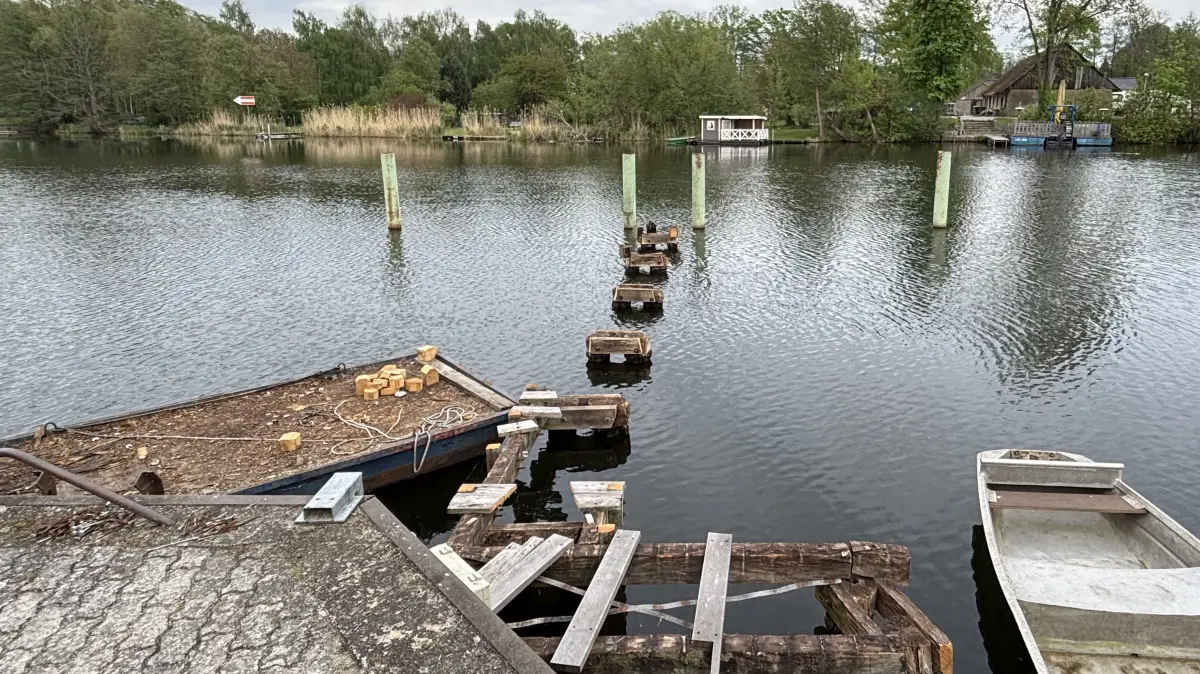 Der Steg ist weg. Vom Abriss des Bootsanlegers zwischen Brücke und Schleuse wurde auch die Stadt Beeskow überrascht. Nun wird nach einem neuen Anleger für die Fahrgastschifffahrt gesucht.